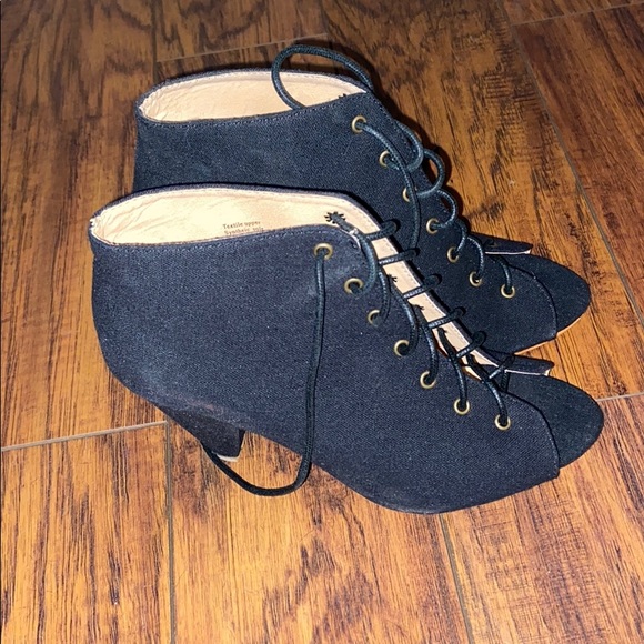 Heels - Picture 2 of 2